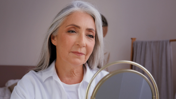 Frisør deler tips om den mest elegante og ungdommelige frisyre for kvinner over 50 år