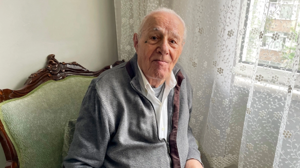Unge par leier drømmehjemmet: Da de flytter inn finner de 99 år gammel mann boende i huset