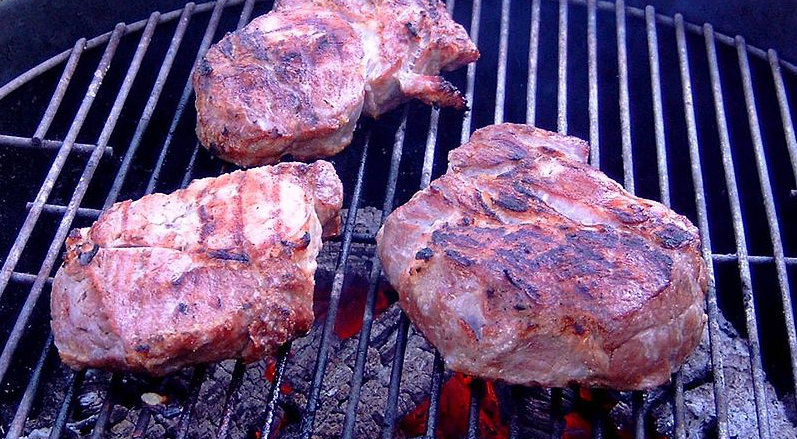 Henger kjøttet fast når du griller? Et enkelt triks forhindrer det fremover