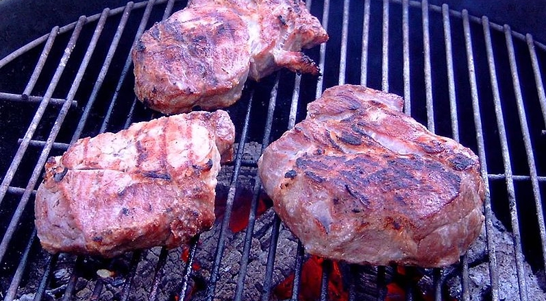 Henger kjøttet fast når du griller? Et enkelt triks forhindrer det fremover