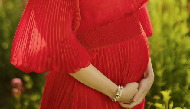 Kronprinsessen er gravid: Viser frem babymagen