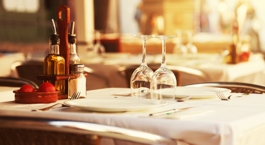 De reserverte bord til seks på restaurant: 20 minutter senere ble de kastet ut fordi de manglet tre personer