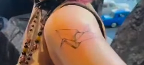 Nå har hun tatovert sorgen på armen