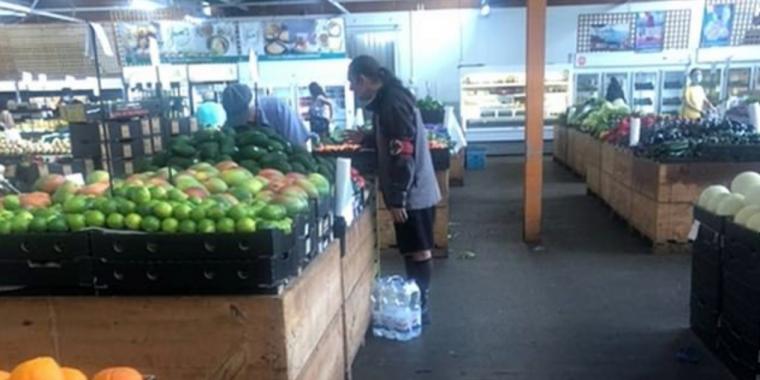 Sjokkerte kunder spotter skamløs hyllest i supermarkedet