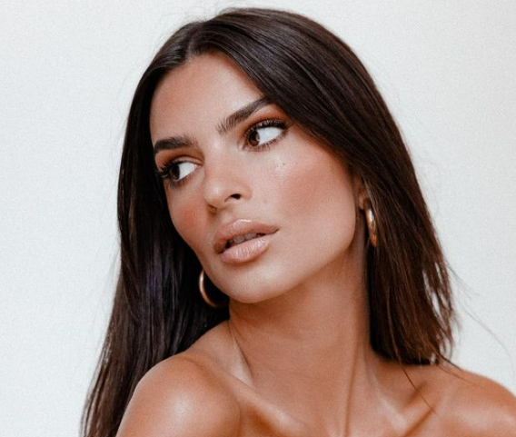 Emily Ratajkowski deler lettkledde bilder i sengen: Se bildene