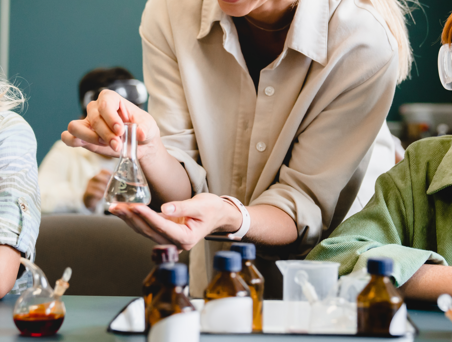 Katastrofalt kjemishow: Eksploderte i hodet på små barn