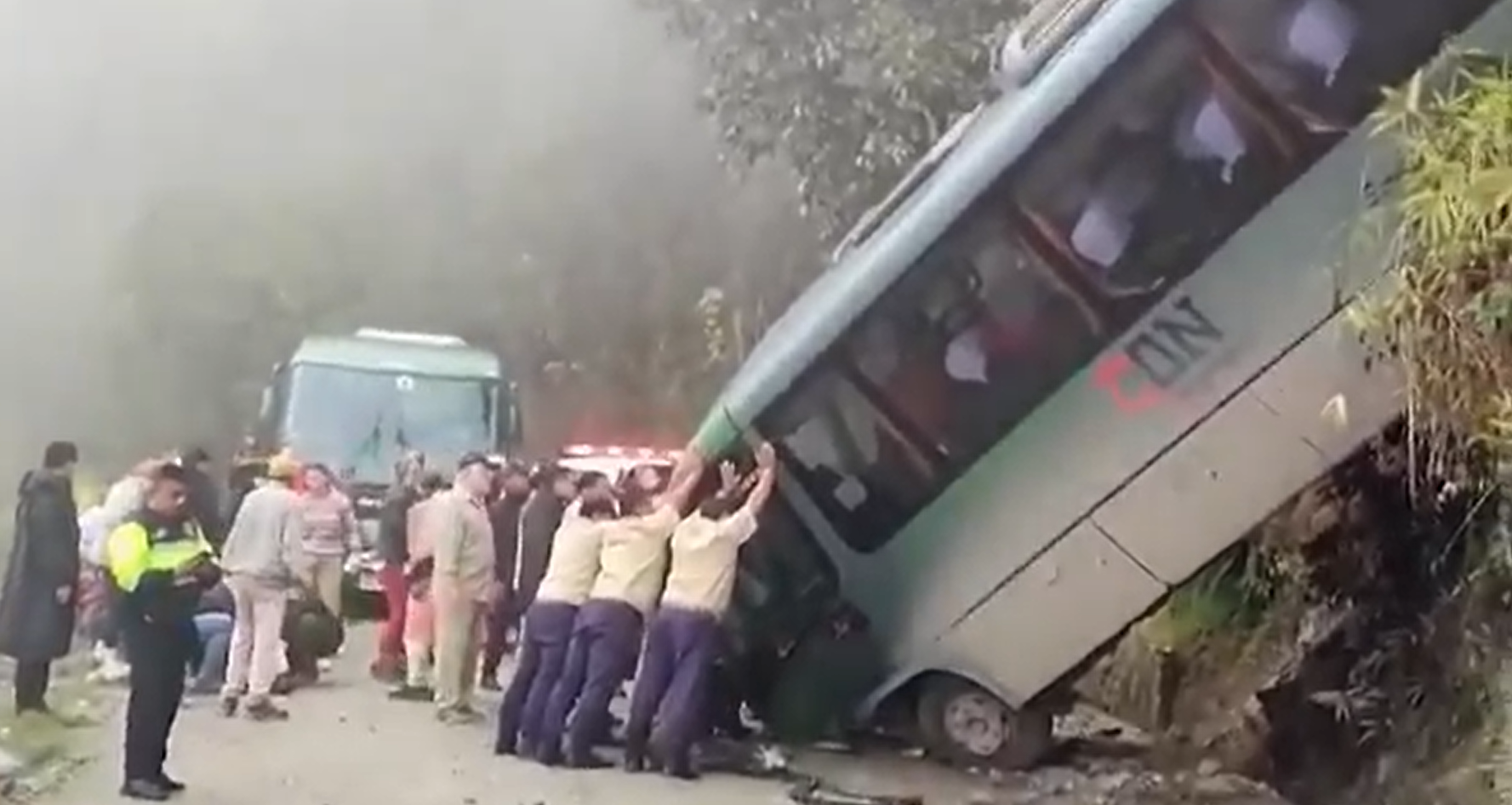 Turistbuss utfor skrent på verdenskjent bussrute