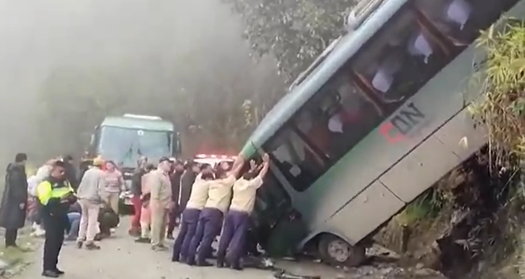Turistbuss utfor skrent på verdenskjent bussrute