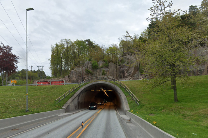 Tunnel på E18 stenges torsdag – tusner får omkjøring og lengre kjørevei