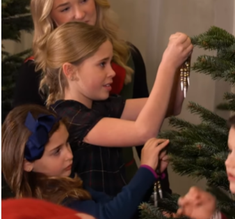 Nye bilder fra Kongehuset: Bestemor og de 8 ungene pynter juletreet