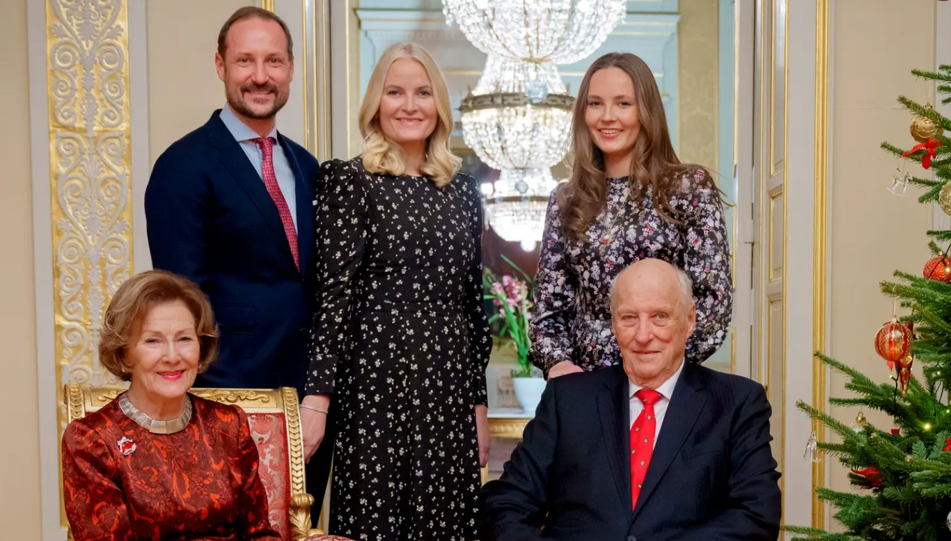 Nye bilder av kongefamilien – derfor er han ikke med på bildet