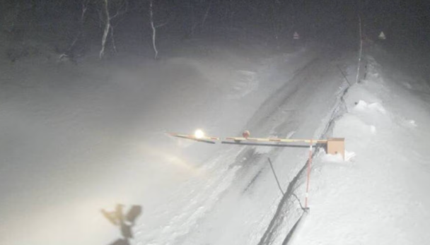 Snøkaos og ras: Innstilte tog, fly og busser og stengte veier