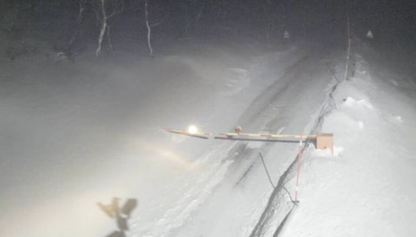 Snøkaos og ras: Innstilte tog, fly og busser og stengte veier