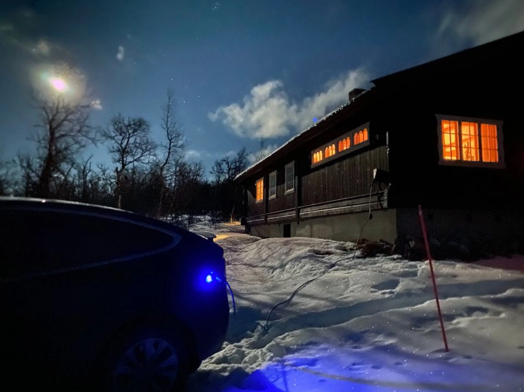 Er det lurt å la bilen stå koblet til laderen konstant?