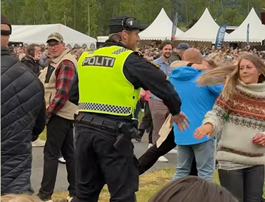 Publikum måper når de ser hva politibetjenten fra UP gjør på festivalen
