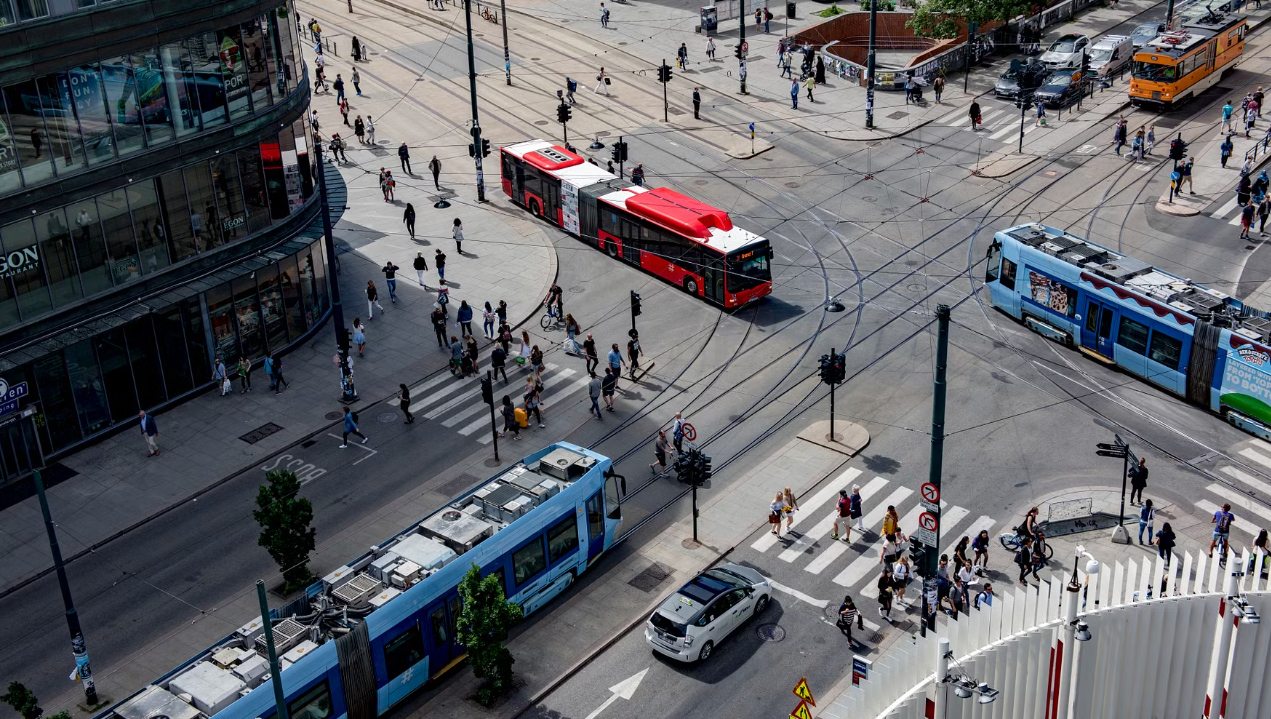 Gjelder fra 1. juli: Disse kan reise gratis med buss og bane