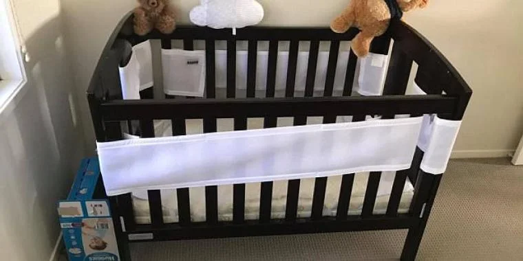 Kan du se det? Forferdede foreldre finner giftig reptil ved babyens seng