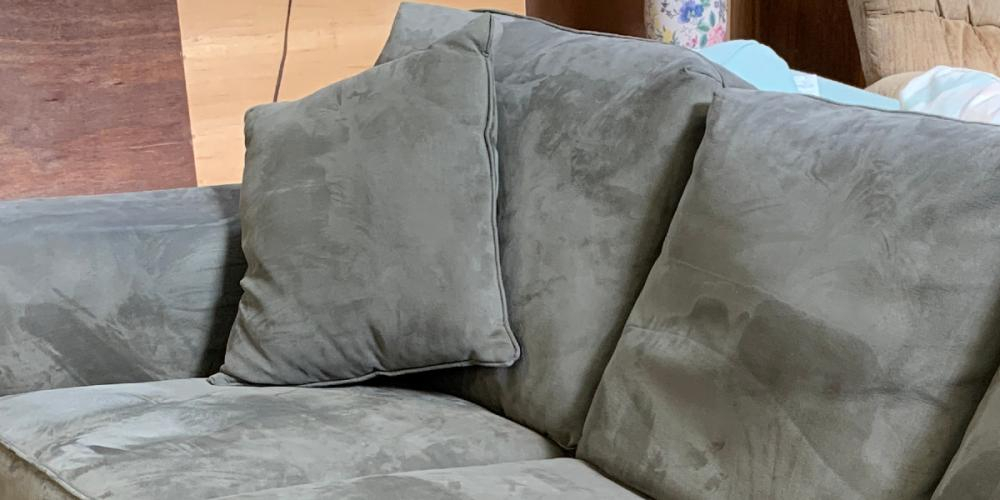 Leter etter fjernkontrollen på sofaen: Gjør motbydelig oppdagelse