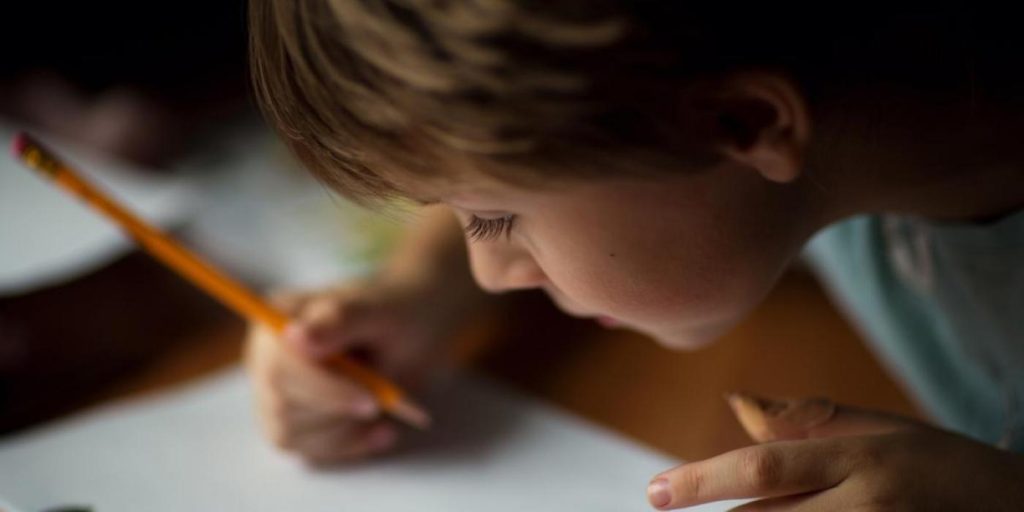 Pappa knipser bilde av autistisk sønns skoleprosjekt: Først når han kommer hjem, oppdager han den forferdelige detaljen