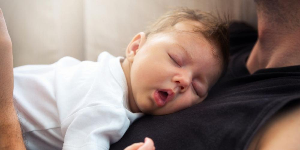 Far lå med sin lille baby på magen: Nå har han mistet sønnen sin for alltid