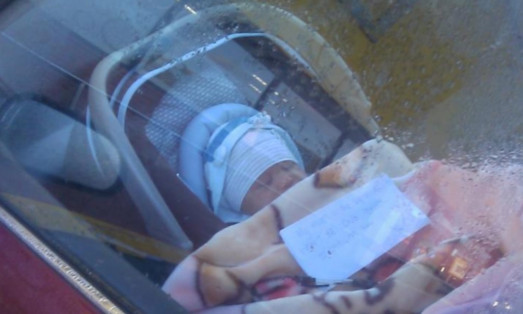 Par går forbi låst bil – finner i all hast fram mobilen da de oppdager sovende baby med denne beskjeden