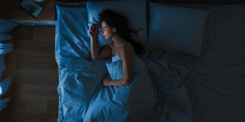 Studie avslører: De merkeligste aktivitetene folk utfører når de sover