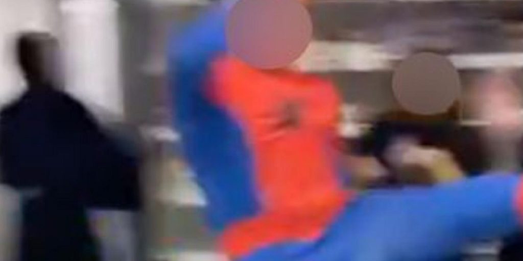 Spider-Man blir helt gal i supermarkedet