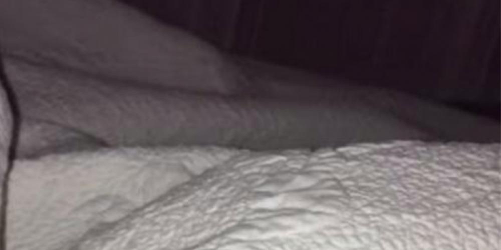 Skummel video: 4 år gammel jente sitter på sengen og synger – plutselig synger et «spøkelse» med