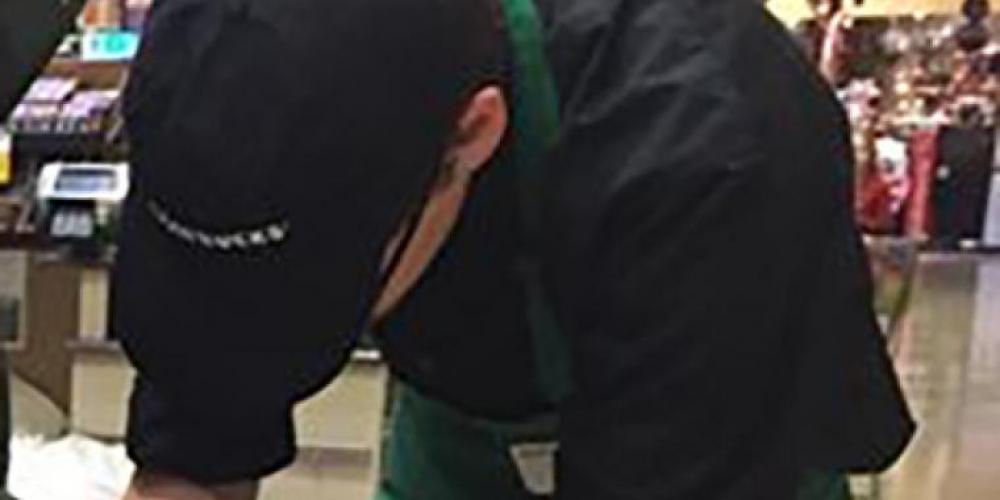 Kunden sender Starbucks’s hovedkvarter et bilde av hva denne ansatte gjorde