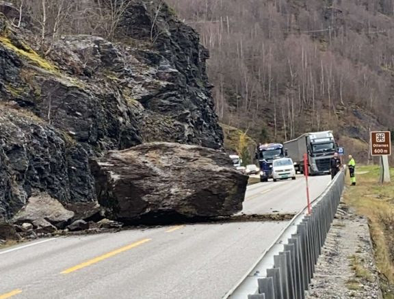 E16 stengt etter steinblokk sperrer veien