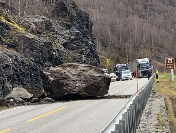 E16 stengt etter steinblokk sperrer veien