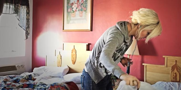 Hushjelp brøt sammen da hun fjernet laken på hotellsengen