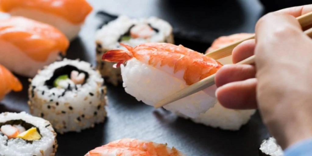 Slimete overraskelse: Kvinne fant &laquo;gave&raquo; i sushien sin
