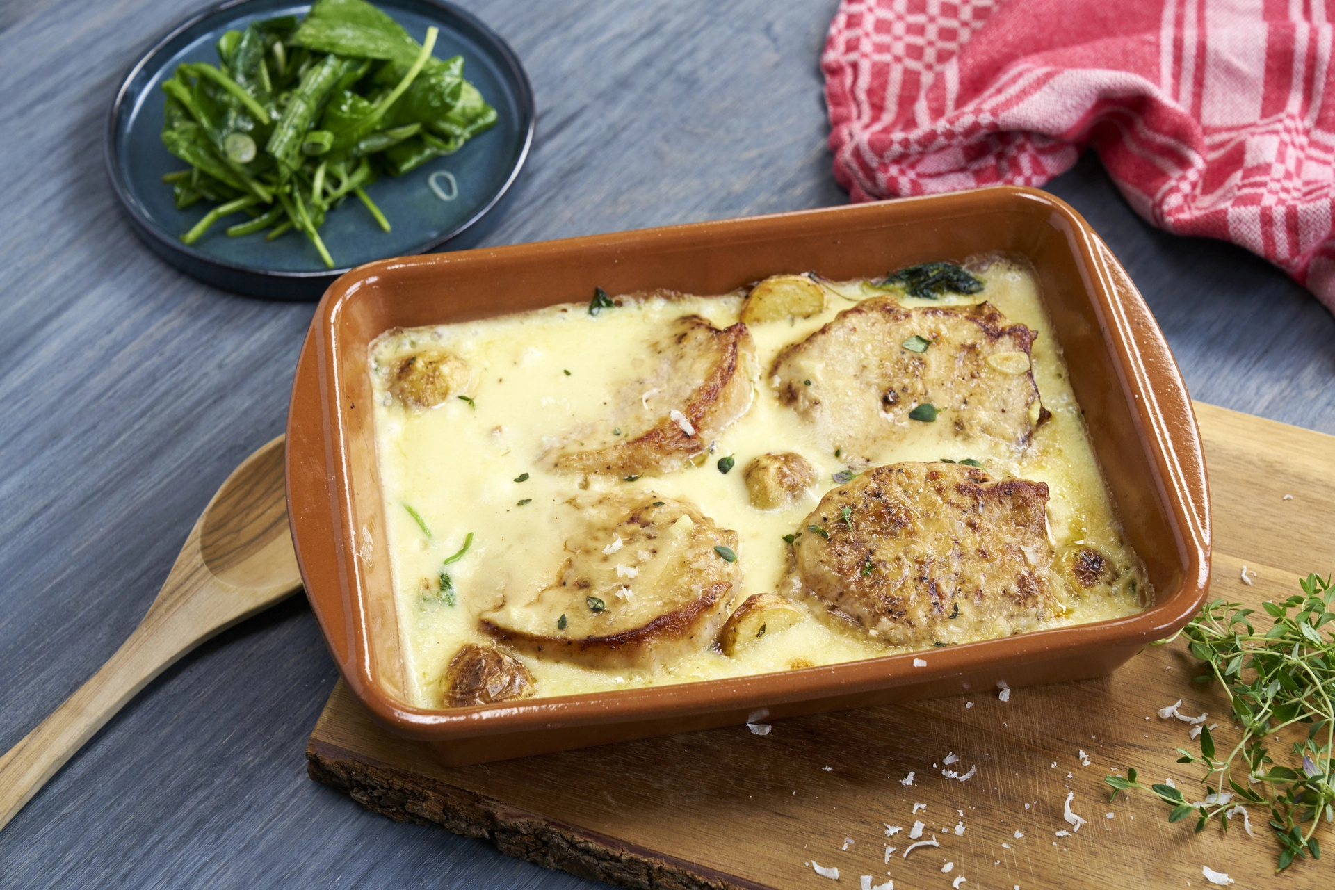 Svinebra svinebiff med parmesan- og hvitløksaus: Mye smak i èn form