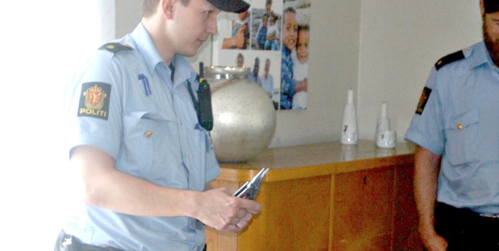 Femårige Egil skrev en beskjed til politiet – 30 dager senere dukket to politimenn opp hos familien