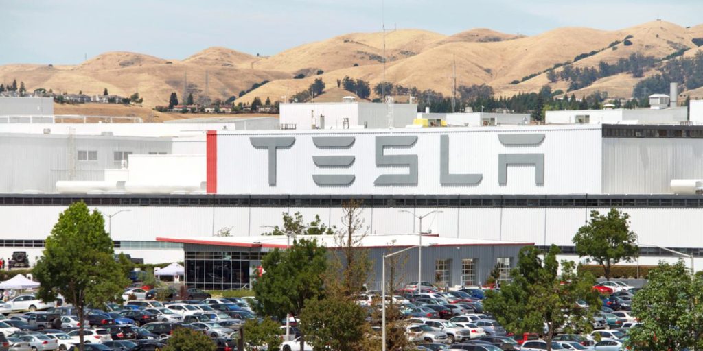 Staten saksøker Tesla: Beskyldninger om raseskille på fabrikk