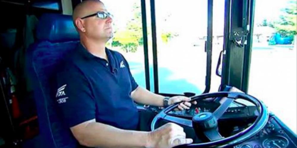 Sjåfør får en dårlig følelse når en liten gutt kommer på bussen – så ser han ned på skoene hans