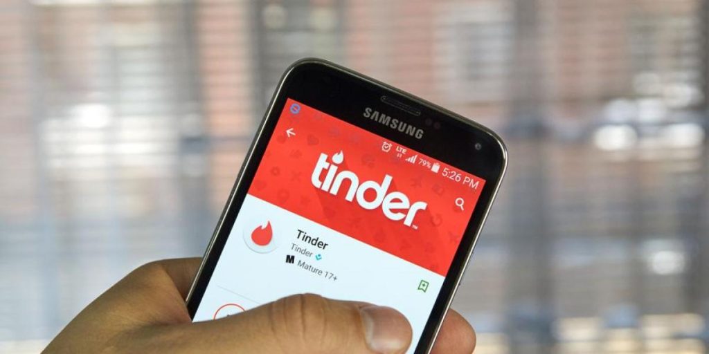 «Naken» politimann fra Tinder går viralt: Nå etterforskes saken