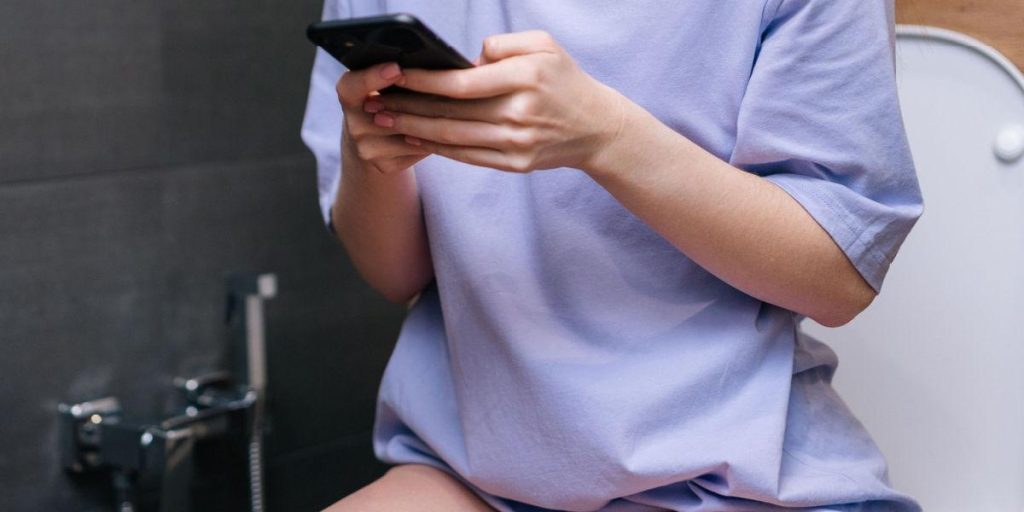 Mobiltelefonen din kan være farligere enn du tror når du tar den med på badet