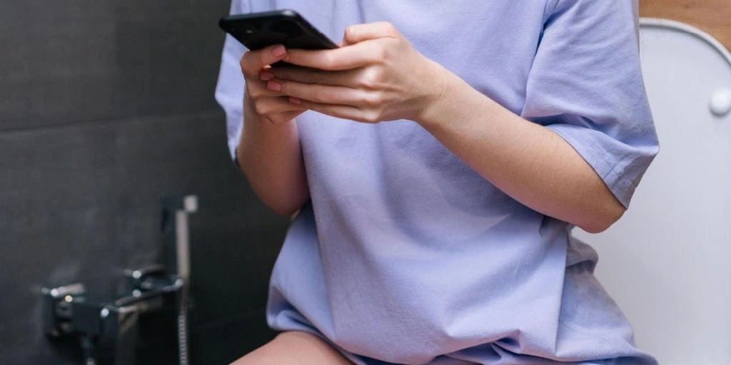 Mobiltelefonen din kan være farligere enn du tror når du tar den med på badet