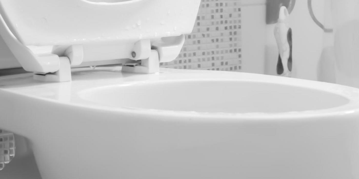 John hørte plaskelyder fra badet: Du gjetter aldri hva han fant i toalettskålen