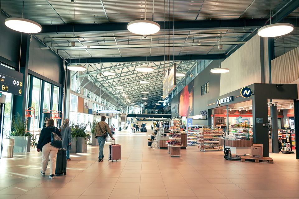 Værkaoset i nord: Flyplass stengt og ferjer innstilt