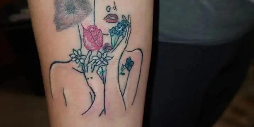 Kvinne viser stolt frem sin nye tatovering: Men det ser ut som noe helt annet