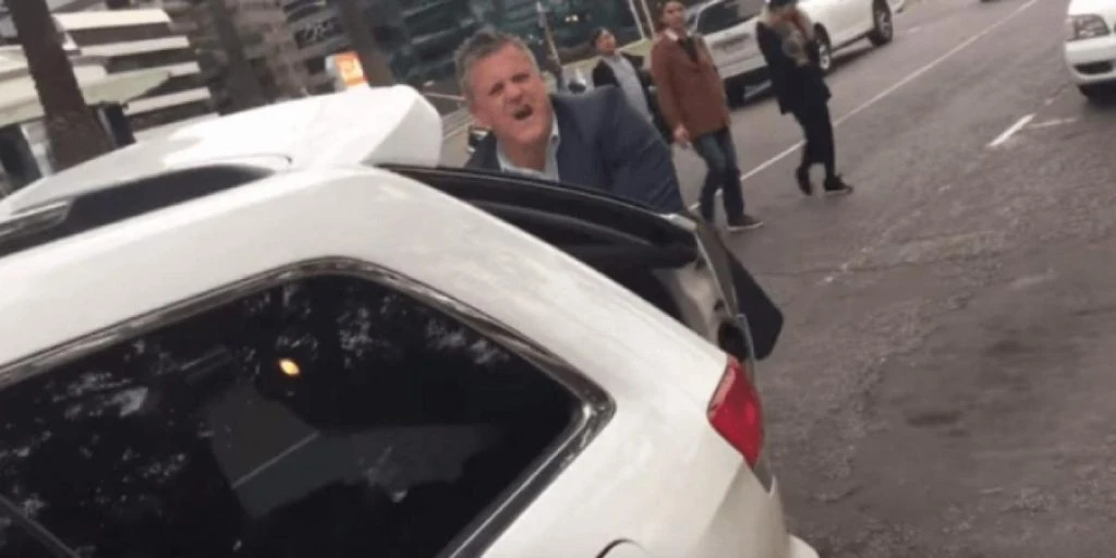 En far er i ferd med å eksplodere av sinne – Når han kommer seg ut, oppdager han hvorfor