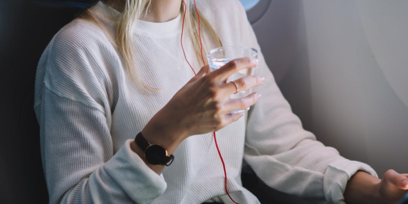 Derfor må du aldri drikke vann ombord på et fly