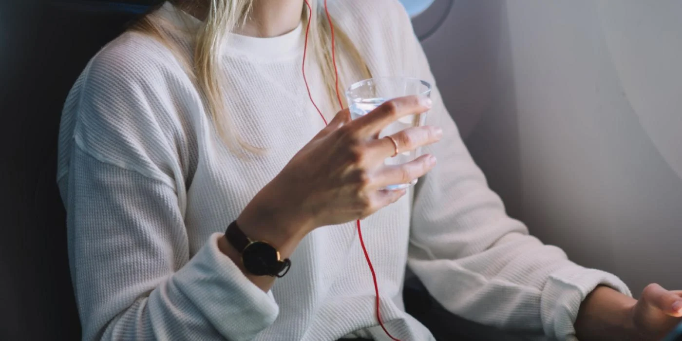 Derfor må du aldri drikke vann ombord på et fly