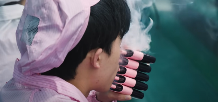 E-sigarettfabrikk i Kina: Arbeidere røyker tusenvis av vapes om dagen