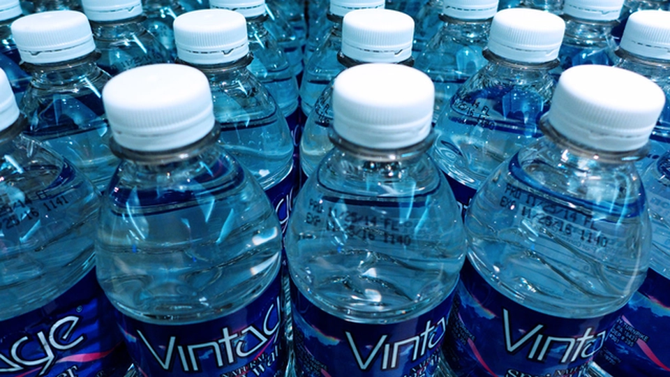 Var du klar over det? Så lenge kan du drikke vannet fra en plastflaske
