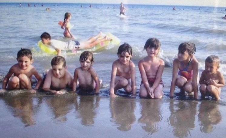 Syv barn blir fotografert på stranden – 10 år senere oppdages en vanvittig detalj