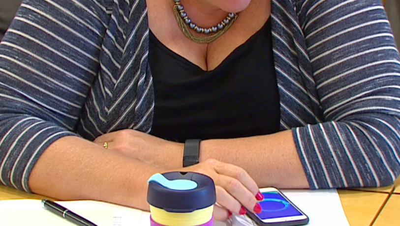 Tatt på fersk gjerning : Politiker spiller Pokémon Go i viktig møte